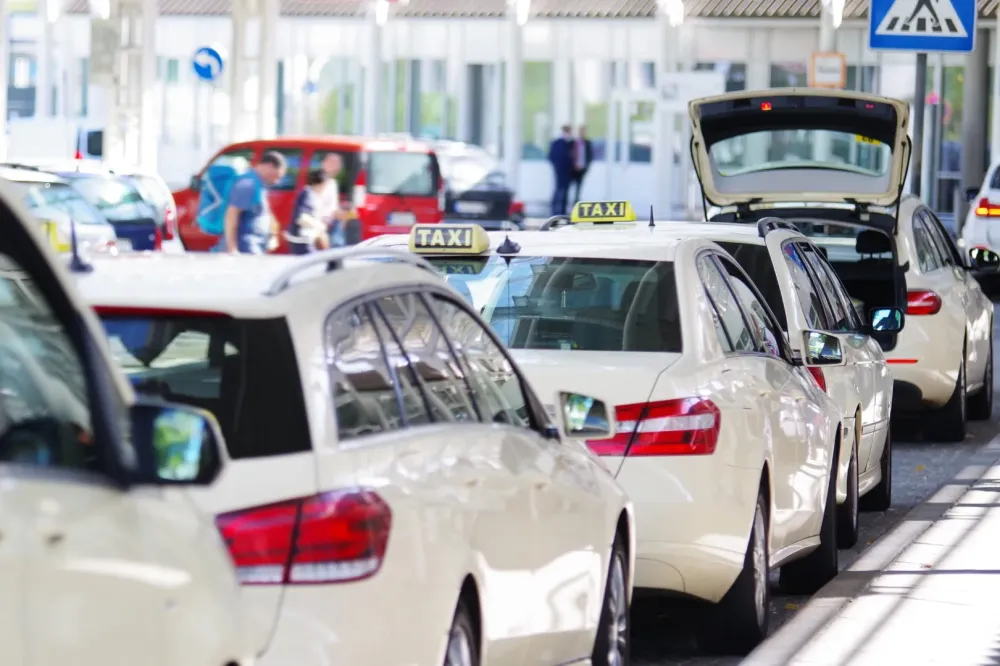Navette gares aéroport à Quelaines Saint-Gault